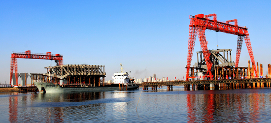 天津?yàn)I海新區(qū)海河特大橋施工現(xiàn)場(chǎng)